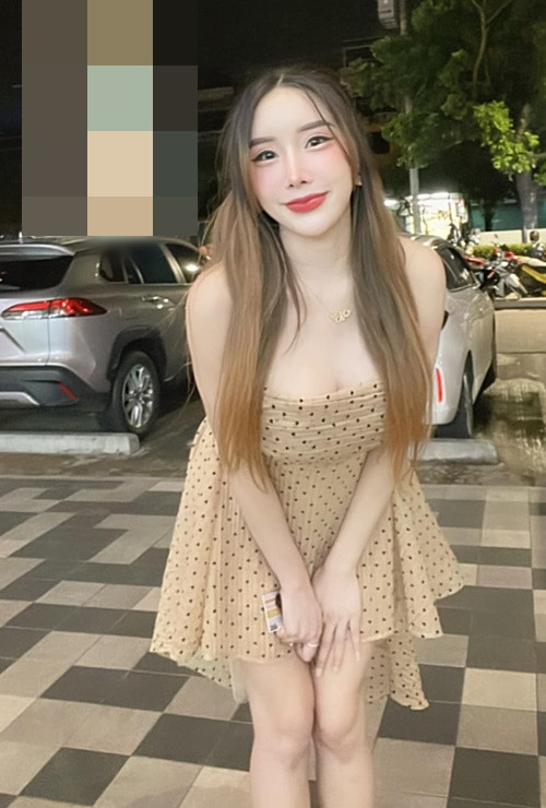 Khulthira đang là người mẫu xe hơi tại Thái Lan.