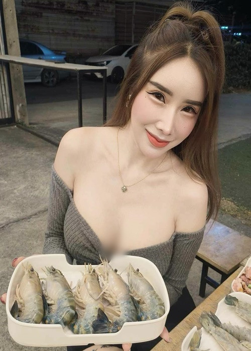 Nhan sắc của cô nàng được cho là đã qua "dao kéo".