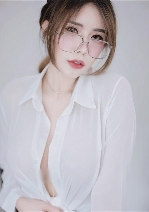 Khulthira diện áo sơ mi, "thả rông" vòng một khi hóa nhân viên công sở.