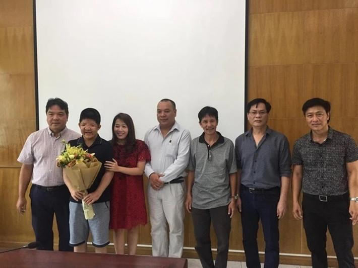 Năm 2017, theo Znews, Bôm thi đỗ hệ Trung cấp 7 năm, chuyên ngành Piano jazz, khoa nhạc Jazz của Học viện Âm nhạc Quốc gia, thậm chí đứng top 5. Sau đó, Học viện Âm nhạc Quốc gia Việt Nam quyết định trao học bổng đặc biệt trong 2 năm cho Bôm. Ảnh: Znews.