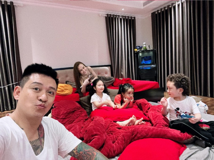 Tuấn Hưng cùng vợ và ba con sống trong căn biệt thự bạc tỷ ở Hà Nội.