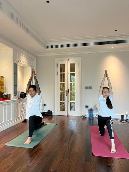 Ở biệt thự, Tuấn Hưng cùng vợ tập thể dục.