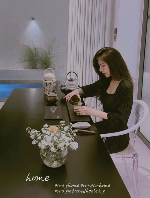 Thủy Tiên thường xuyên uống trà để thư giãn sau một ngày bận rộn. Ảnh: FB Thủy Tiên.
