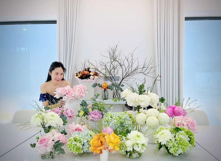 Nữ ca sĩ có sở thích cắm hoa trong nhà. Ảnh: FB Thủy Tiên.