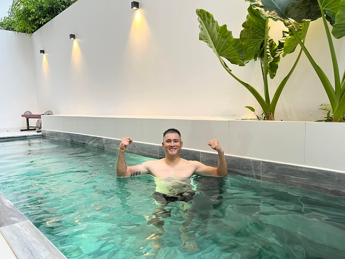 Công Vinh chia sẻ hình ảnh bơi lội trong cơ ngơi bạc tỷ. Ảnh: FB Công Vinh.