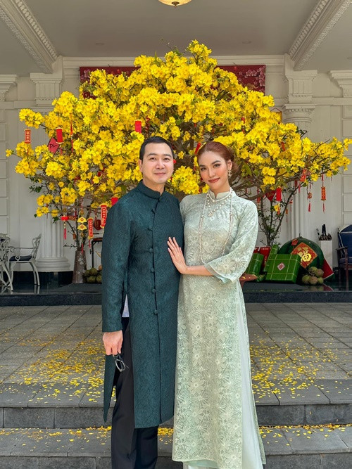 Nàng hậu cùng chồng con sống trong căn biệt thự dát vàng, sang như khách sạn 5 sao.