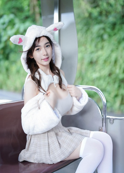 Hot girl Thư Thư nổi bật nhờ gương mặt xinh xắn, vóc dáng gợi cảm với vòng một "khủng".