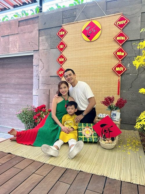 Thúy Diễm - Lương Thế Thành dọn về biệt thự vào năm 2023. Vào mỗi dịp lễ Tết, Giáng sinh, cặp đôi thường trang hoàng nhà cửa lộng lẫy.