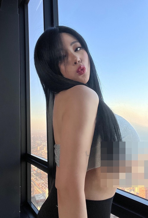 Hye Bin mặc áo croptop hở chân ngực khiến người đối diện ngượng đỏ mặt.