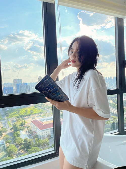 "Lựa 1 quyển sách hay, đọc theo khả năng của mình, ngày thì 1-2 chương, ngày thì nửa cuốn", người đẹp chia sẻ.