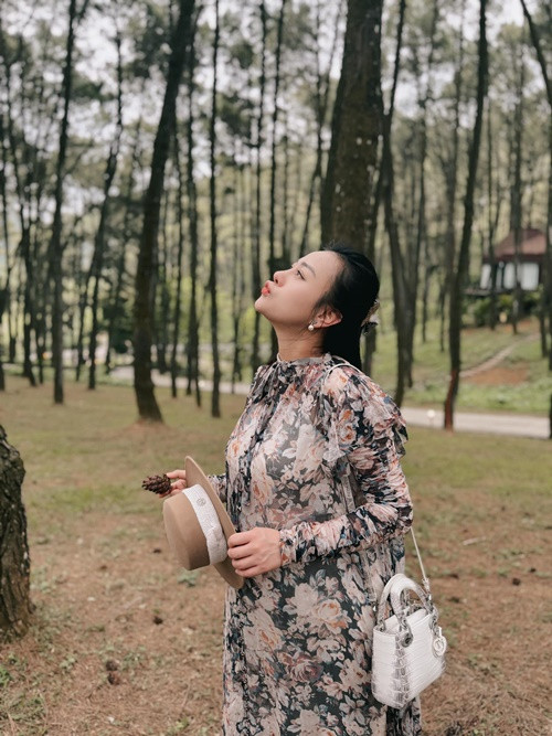 Nữ diễn viên "vác" bụng bầu đi chơi vào giữa tháng 4.