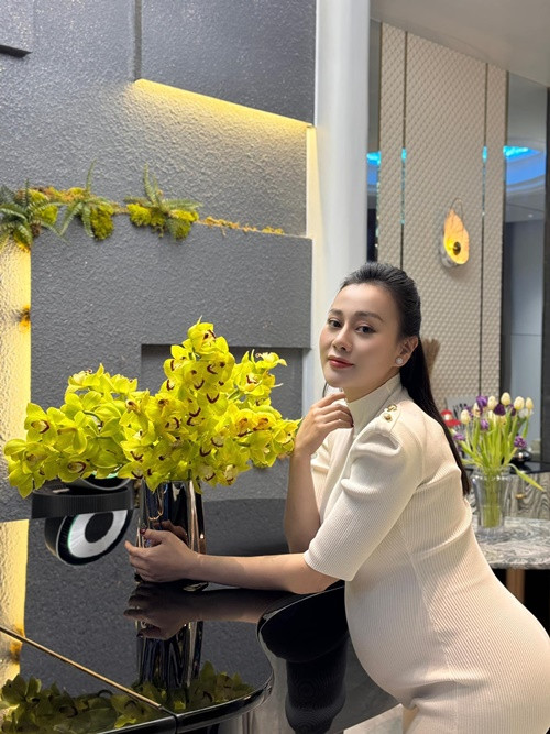 Dù bầu bí vượt mặt, cô vẫn chăm vào bếp.