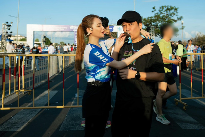 Vào tháng 4 vừa qua, Nhã Phương dành tặng Trường Giang chiếc huy chương chạy bộ 21 km mà cô giành được. Ảnh: FBNV.