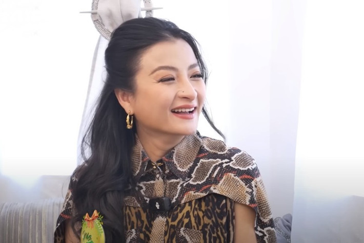 Nữ diễn viên phủ nhận tin đồn từng ra mắt MV "dằn mặt" người cũ. "Vô tình tôi về Việt Nam năm 2016. Tôi vô trường rồi đàn piano thì mọi người nói ‘Ê lâu lâu về làm MV đi. Bạn xúi thì tôi thì làm thôi. Làm sao mà cái video clip ra đúng ngay ngày đám cưới người ấy, tôi không hề biết người ấy đám cưới ngày đó luôn", Người Đưa Tin dẫn lời Thanh Nhã. Ảnh: Người Đưa Tin.