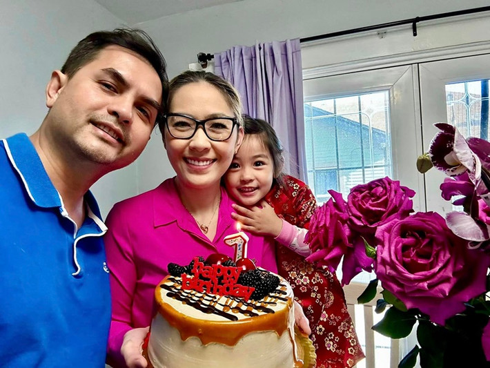 Hình ảnh cuối cùng Đức Tiến bên vợ con được anh chia sẻ vào ngày 11/5. Đi kèm loạt ảnh, anh gửi lời chúc mừng sinh nhật đến Bình Phương: "Chúc bà xã sức khỏe, hạnh phúc và tràn đầy niềm vui mỗi ngày với gia đình chúng ta nhé em! Love you". Ảnh: FBNV.