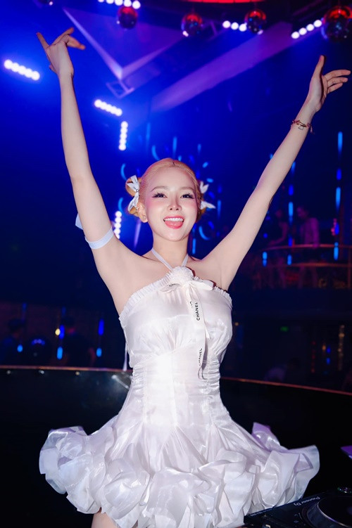 Bạn gái cũ của Hồng Thanh đắt show, di chuyển nhiều tỉnh thành trong cả nước. Ảnh: FBNV.