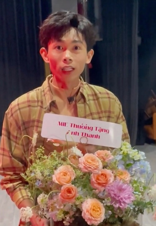 Trước món quà của bạn gái cũ, Hồng Thanh chia sẻ: "Tôi muốn gửi lời cảm ơn đến Mie. Chúc cho show diễn của Mie thành công. Nếu lần này Mie không kịp đi coi thì chắc suất sau khi bạn diễn về sẽ sắp đi coi". Ảnh: Phụ Nữ Mới.