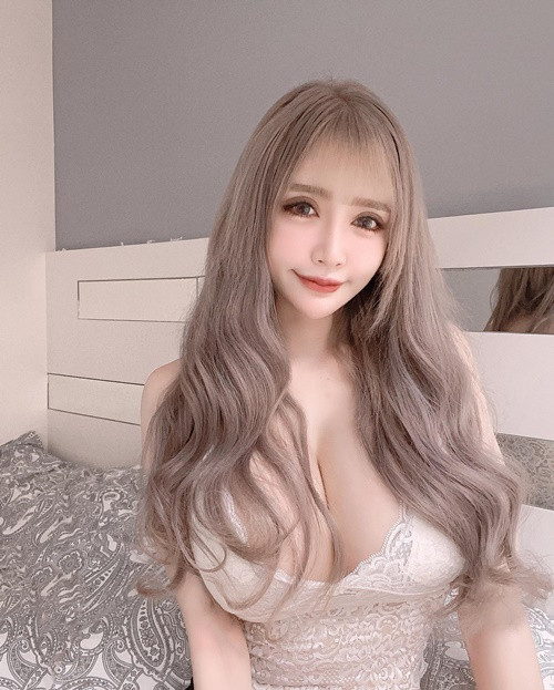 Hot girl Nguyên Hân sở hữu vòng một đồ sộ, eo con kiến cùng vòng ba căng đầy.