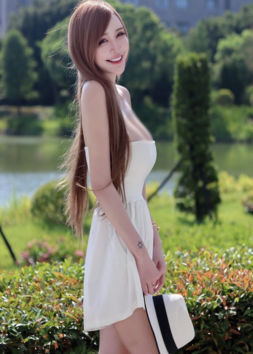 Nguyên Hân o ép vòng một với váy áo cúp ngực.