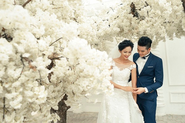 Nàng hậu khoe vai trần gợi cảm trong chiếc váy cô dâu. Ảnh: Dân Việt.