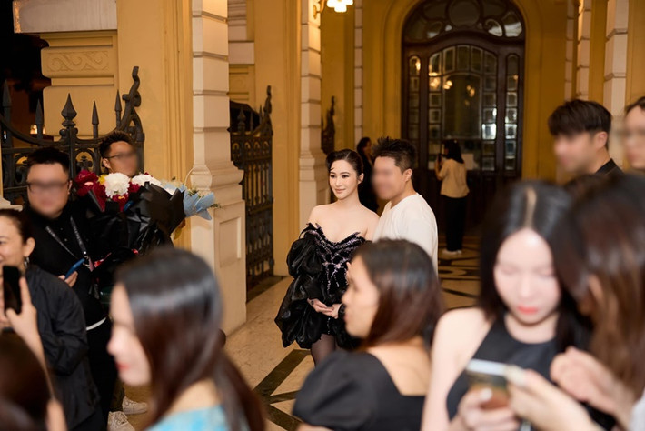 “Theo quy định của BTC, vé tham dự minishow sẽ không được hoàn hủy dưới mọi hình thức. BTC đã cố gắng hết sức để khắc phục sự cố, rất mong quý khán giả thông cảm. Với phương án này, BTC hy vọng quý khán giả sẽ cùng chờ đón những màn trình diễn đặc sắc của 2 ca sĩ Hương Tràm - Đinh Mạnh Ninh. Một lần nữa, BTC xin cảm ơn tình cảm của quý khán giả, 2 ca sĩ, band nhạc, nhóm bè, các đơn vị đồng hành đã thông cảm cho sự cố không mong muốn lần này”, BTC chia sẻ thêm. Ảnh: Ê-kíp Hương Tràm.