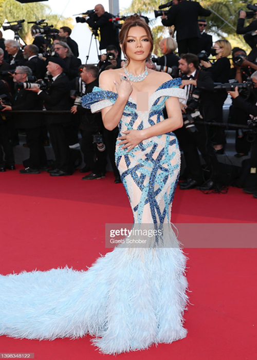 Nữ diễn viên diện trang phục lộng lẫy, đeo trang sức kim cương trên thảm đỏ Cannes 2022. Ảnh: Getty Images.