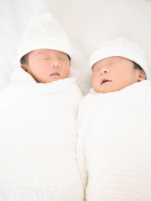 Chồng Sam muốn giữ sự riêng tư cho các con. Còn Sam lại muốn khoe hai thiên thần nhỏ của mình.