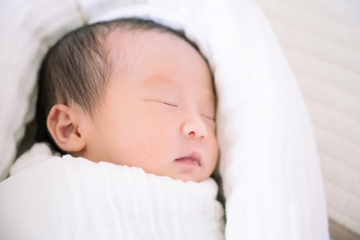 Con gái Sam là chị, bé trai chào đời sau.