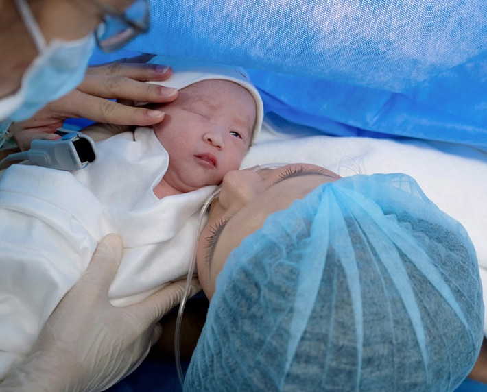 Sam khoe khoảnh khắc nháy mắt đáng yêu của con gái khi mới chào đời.