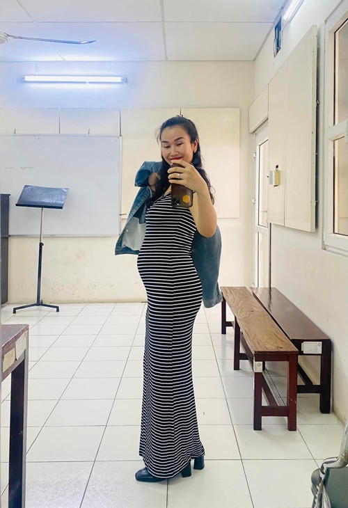 Nữ ca sĩ khoe bụng bầu 4 tháng.