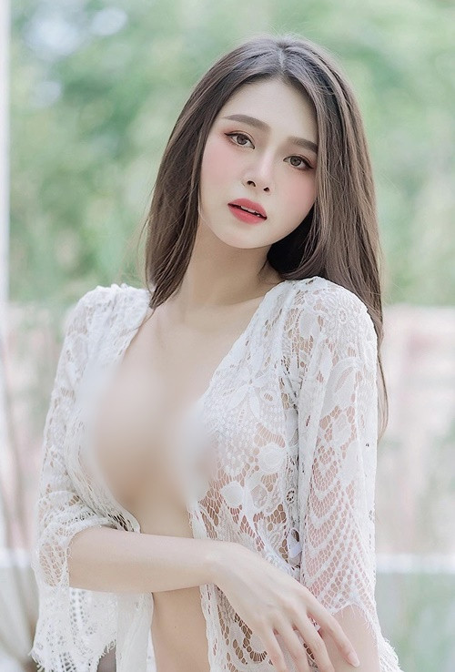 Thực tế, đây không phải lần đầu tiên cô nàng bị chê mặc hở hang, thiếu vải.