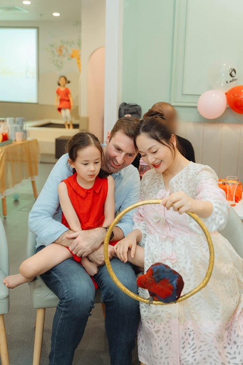 Diễn viên Lan Phương vừa chia sẻ loạt ảnh con gái Lina trong tiệc sinh nhật.