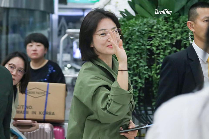 Sau khi kết thúc công việc tại Thái Lan, Song Hye Kyo nhanh chóng trở về Hàn Quốc.