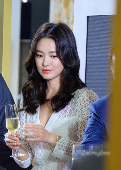 Tham gia các sự kiện tại Thái Lan, Song Hye Kyo tiếp tục không đeo nhẫn cưới.