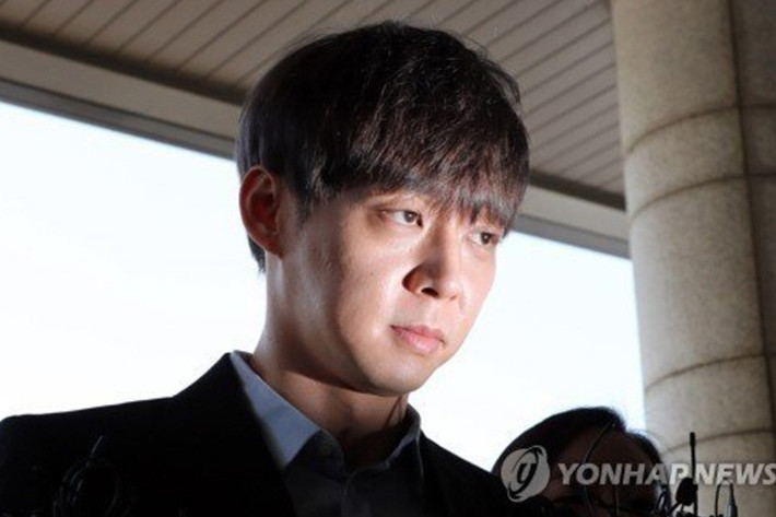 Park Yoochun sinh năm 1986 tại Hàn Quốc. Năm 1998, anh đã theo gia đình định cư ở Mỹ. Không lâu sau, bố mẹ của Park Yoochun ly hôn.