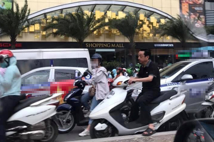 Mới đây, một cư dân mạng đăng tải hình ảnh nghệ sĩ Hoàng Dũng đi xe máy nhưng không đội mũ bảo hiểm kèm dòng bình luận: "Người phán xử không đội mũ bảo hiểm như này thì phải xử thế nào nhỉ?". Ảnh: Vietnamnet