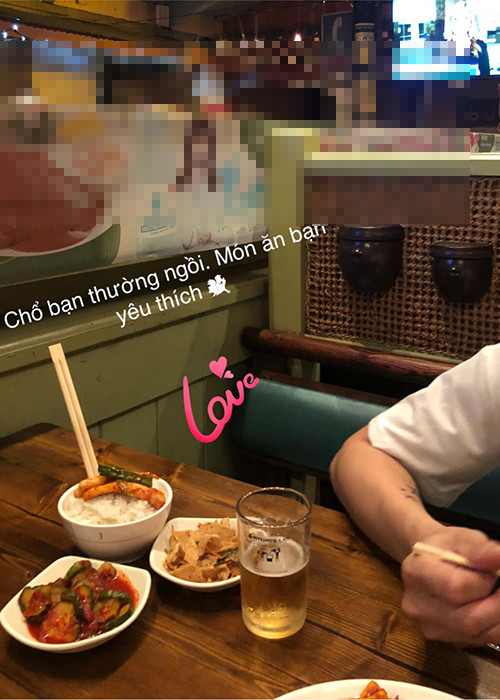 "Kỷ niệm xưa nhắc lại thêm buồn buồn. Bạn thích bia uống dễ ngủ nè. Cám ơn bạn đã đưa Leon đến gần với khán giả của bạn. Cám ơn khán giả bây giờ của bạn yêu thương Leon như đã từng và mãi mãi yêu thương bạn. Mãi mãi đó", Leon Vũ xúc động viết.