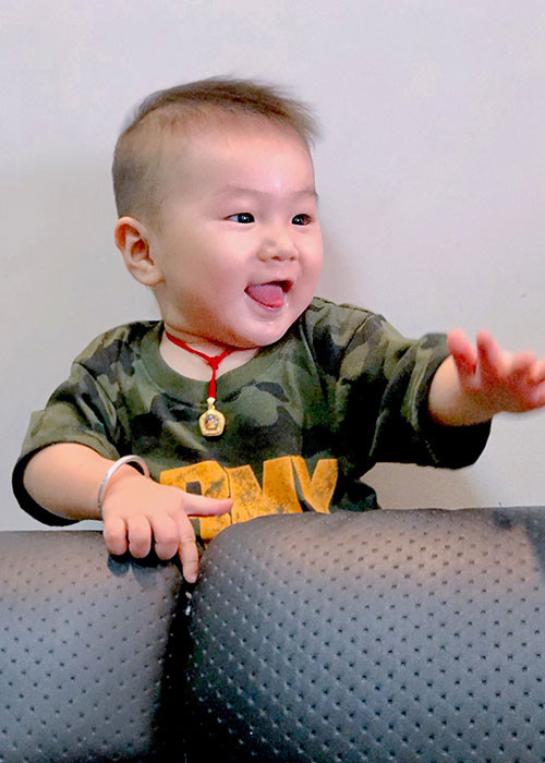 Lâm Khánh Chi được bố mẹ hai bên hỗ trợ chăm sóc cậu con trai.