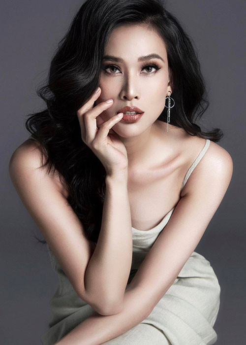 Dương Mỹ Linh chia tay Bằng Kiều đã được 2 năm. Gần đây, người đẹp vướng nghi vấn đã có tình mới. Trước tin đồn tình cảm, Dương Mỹ Linh không lên tiếng.