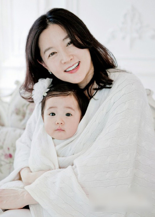 Năm 2011, nữ diễn viên Lee Young Ae hạ sinh một cặp song sinh: Jeong Seung Kwon và Jeong Seung Bin.