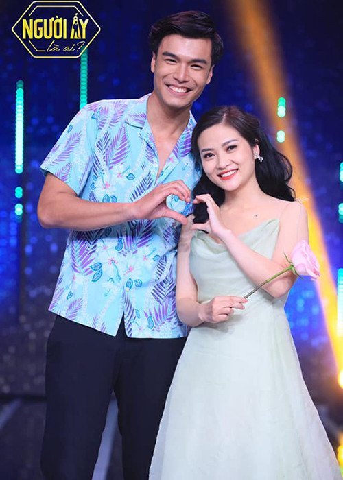 Kết thúc chương trình, nữ MC Ngọc Anh tay trong tay ra về cùng người mẫu Mạnh Lân.