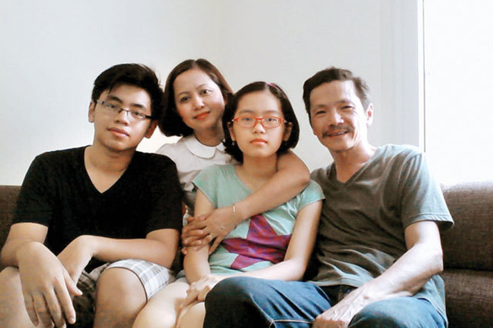 "Chồng cao vợ thấp, tôi béo chồng gầy, tôi nói nhiều chồng ít nói. Kể cả công việc cũng vậy, anh làm việc liên quan đến nghệ thuật, văn hóa tinh thần trong khi tôi hoàn toàn liên quan đến tiền tệ, vật chất", cô nói. Ảnh: Vietnamnet