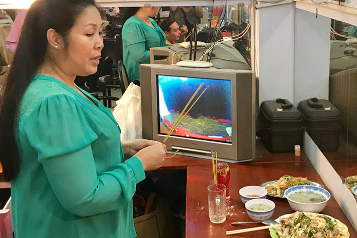 Nghệ sĩ Anh Vũ qua đời đã được 21 ngày. Mới đây, nghệ sĩ Hồng Vân vừa làm mâm cơm cúng người em quá cố.