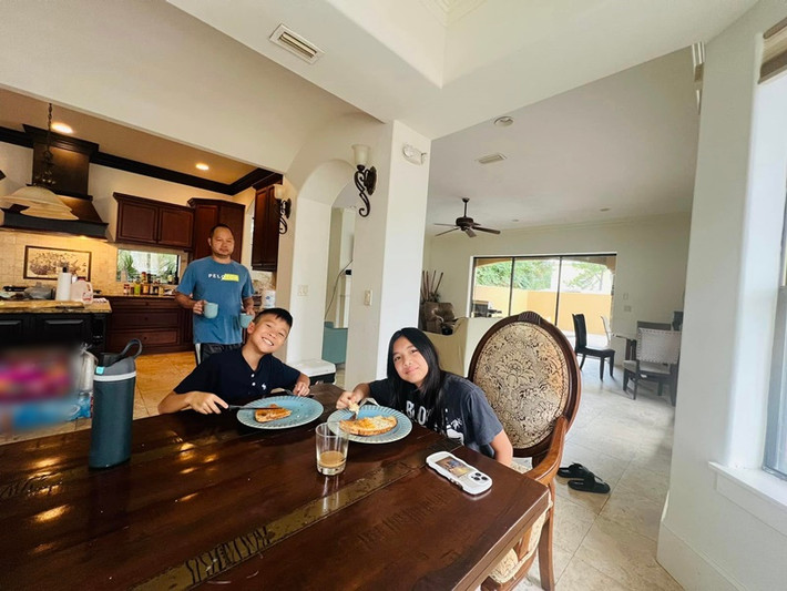 Chồng Hồng Ngọc thường nấu ăn cho gia đình khi ở biệt thự ven biển.