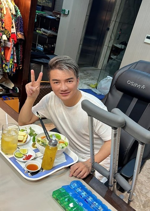Trong đơn kiện, Mr Đàm thuật lại, ngày 19/2/2024, anh tham dự bữa tiệc tại biệt thự của ông Gerard. Vị tỷ phú sử dụng đài phun nước bằng bê tông để làm sân khấu, bàn để đồ uống. Sau đó, đài phun nước bị đổ khiến Mr Đàm bị thương nặng ở chân. Ảnh: FB Đàm Vĩnh Hưng.