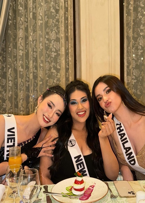 Đại diện Việt Nam thân thiết với mỹ nhân Thái Lan và New Zealand. Ảnh: FB Bùi Khánh Linh.