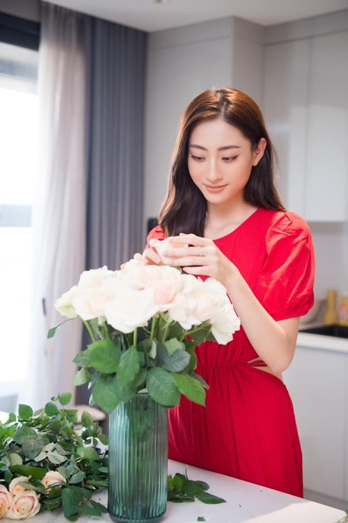Khi rảnh rỗi, Lương Thùy Linh tự cắm hoa tươi. Ảnh: Tiền Phong.