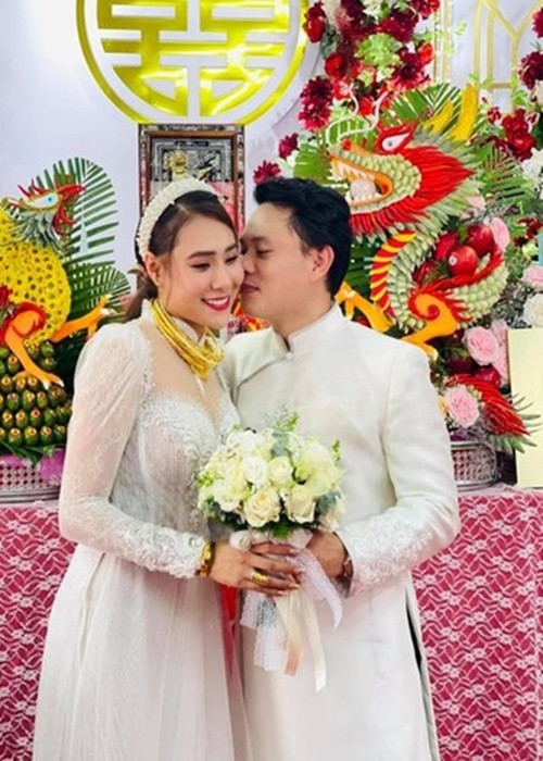 Diễn viên Hồ Bích Trâm đóng nhiều phim như: Những nẻo đường phù sa, Đánh tráo số phận, Bánh mì ông Màu. Tháng 5/2021, cô gây chú ý khi đeo vàng trĩu cổ trong đám cưới tại Quảng Ngãi. Ảnh: Công Lý Xã Hội.