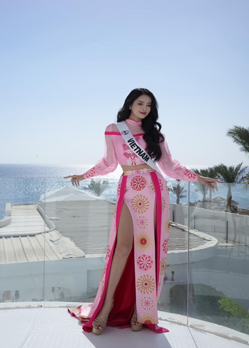 Khánh Linh còn ghi điểm khi chuẩn bị những món quà đặc biệt mang đậm bản sắc văn hóa Việt Nam dành tặng các thí sinh khác, trong đó có cà phê. Ảnh: FB Bùi Khánh Linh.
