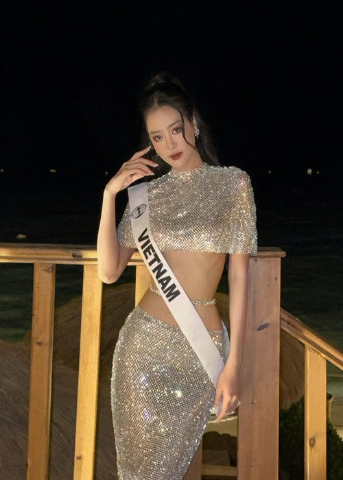 Mới nhất, tham gia một hoạt động, đại diện Việt Nam mặc áo croptop kết hợp cùng chân váy dài bó sát khoe vóc dáng thon gọn, gợi cảm. Ảnh: FB Bùi Khánh Linh.